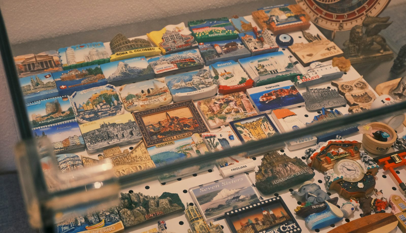 A collection of magnet souvenirs from different places. Photo by Minku Kang on Unsplash